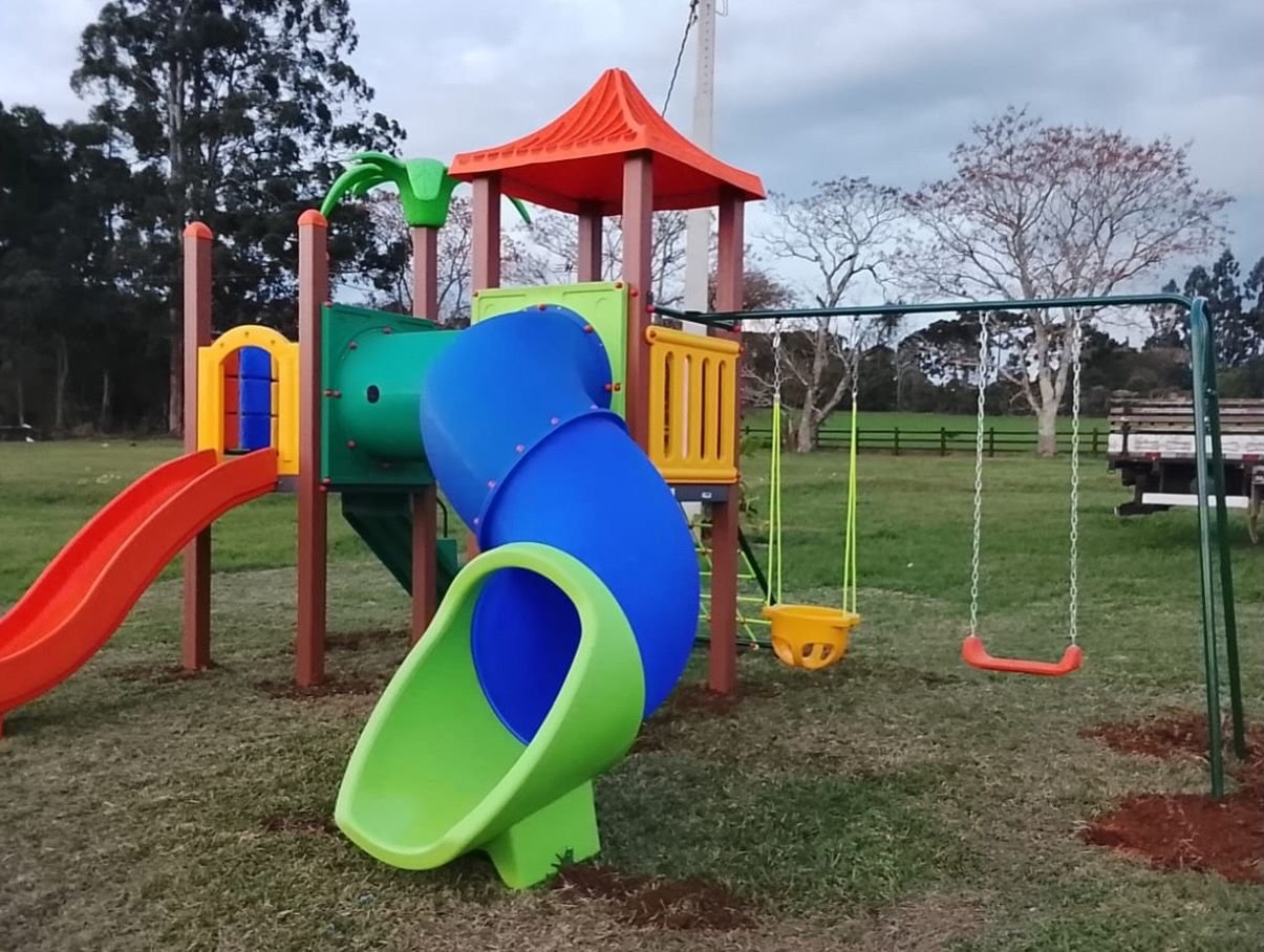 Torre com tobogã espiral e balanços