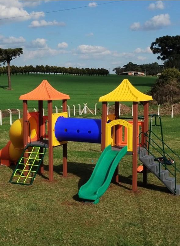Playground instalado em área de campo
