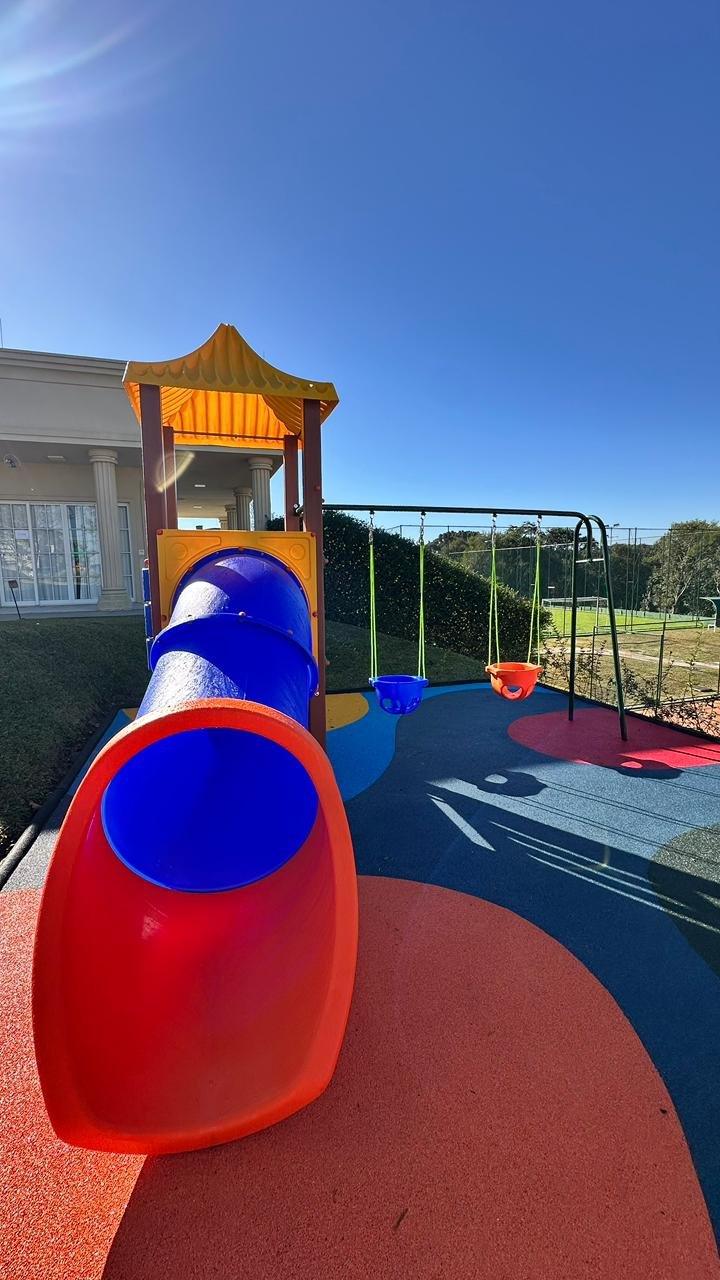 Playground instalado em condomínio com piso emborrachado colorido