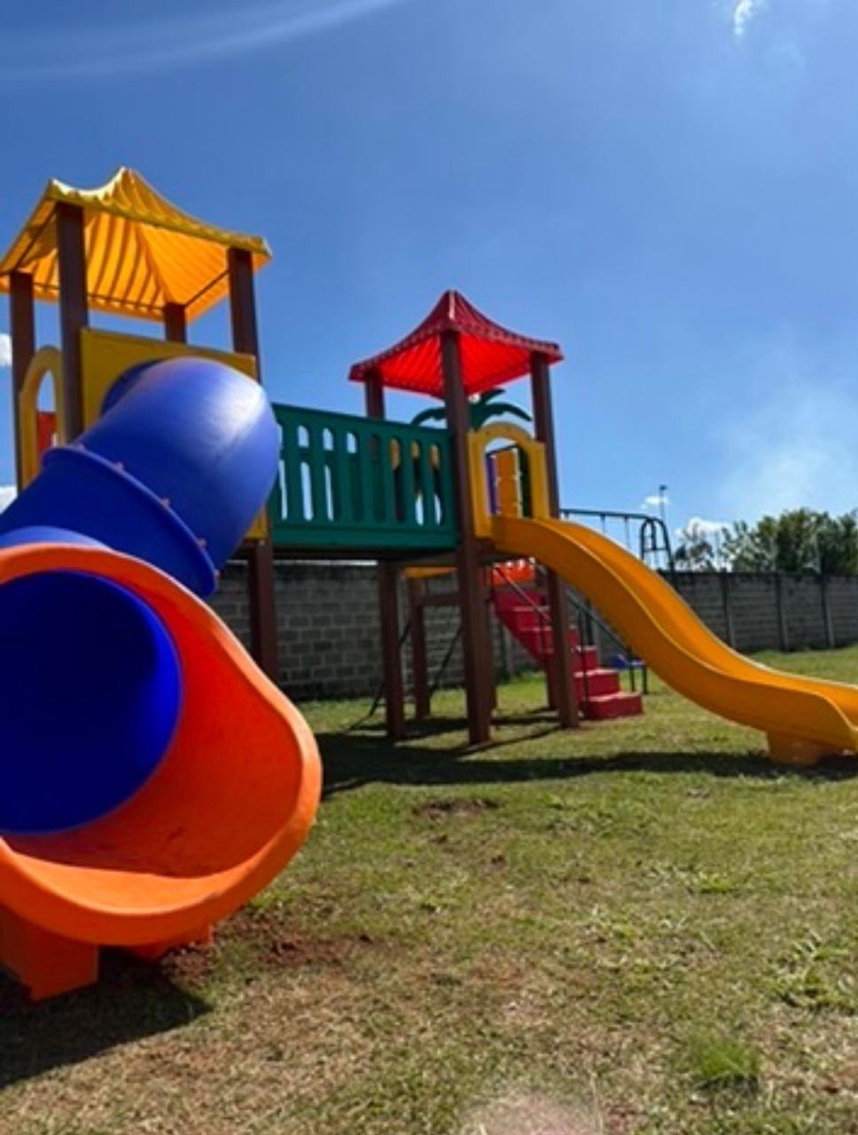 Playground com torres e tobogã