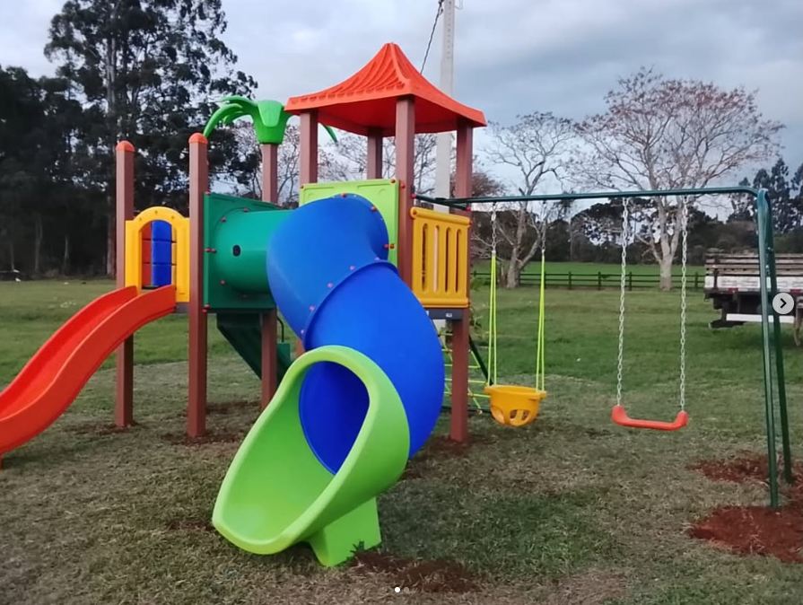 Playground instalado em área verde